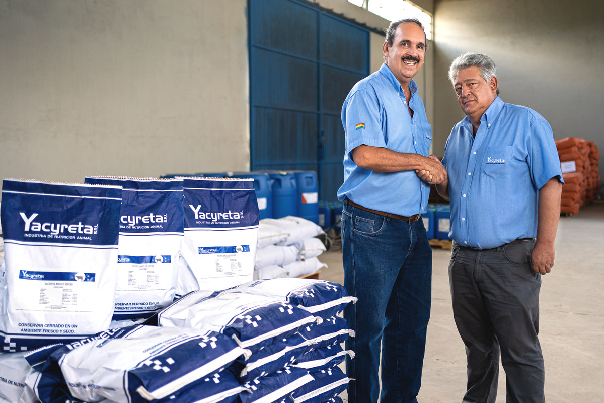 Socios fundadores de Yacyreta S.R.L. en el galpón de almacenamiento de Yacyreta S.R.L. Bolsas de productos de núcleos aditivos, sales minerales, y premezclas de nutrición animal.